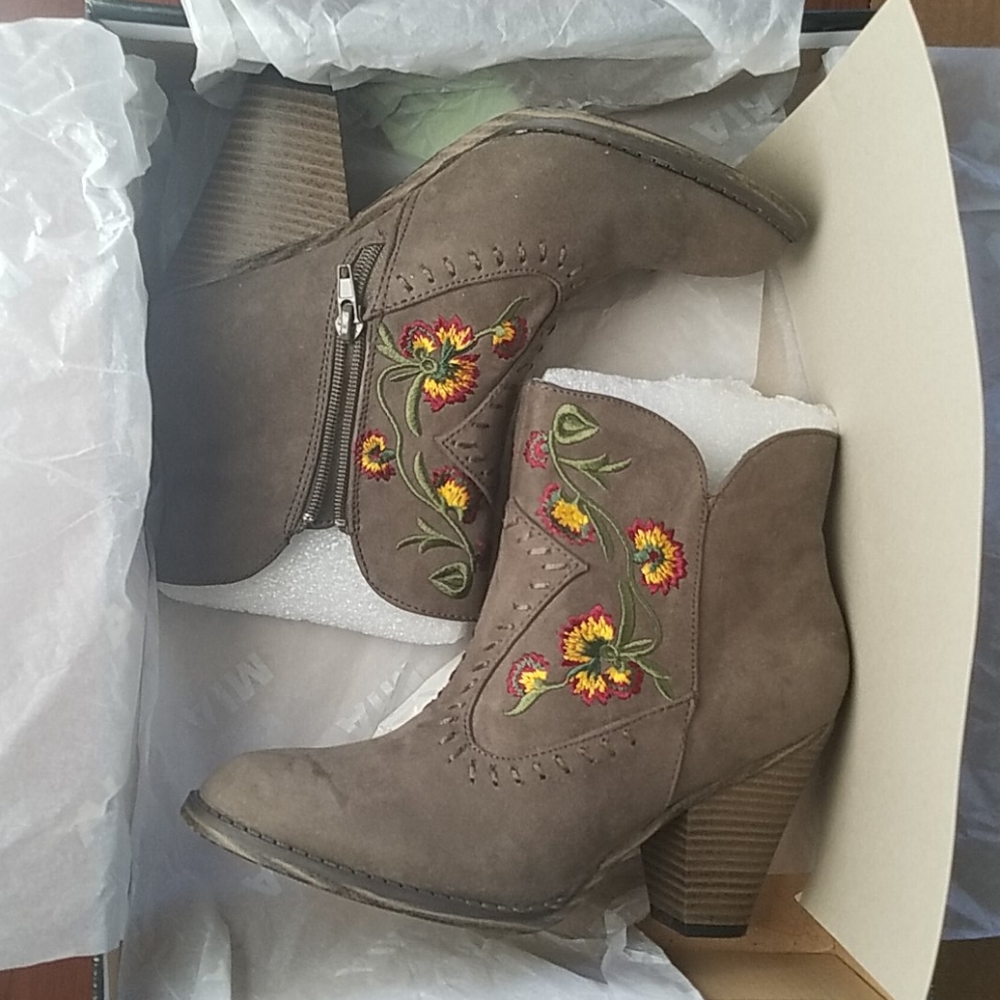 🎉HP🎉🤞NWT MIA Embroidered taupe Western boots 7 - Picture 7 of 7